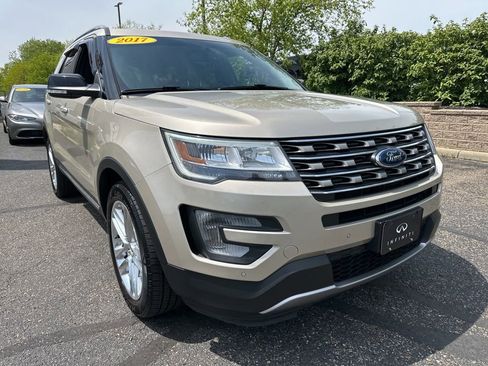 Used 2017 Ford Explorer XLT w/ Equipment Group 202A AWD/4WD image 11