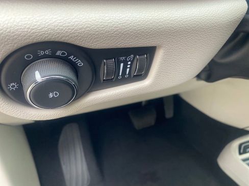 Used 2024 Chrysler Pacifica Touring-L FWD image 17