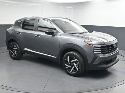 Used 2026 Nissan Kicks SV FWD image 1