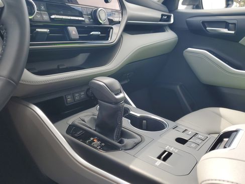 Used 2025 Toyota Highlander XLE image 29