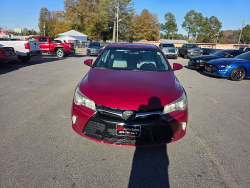 Used 2016 Toyota Camry SE image 1