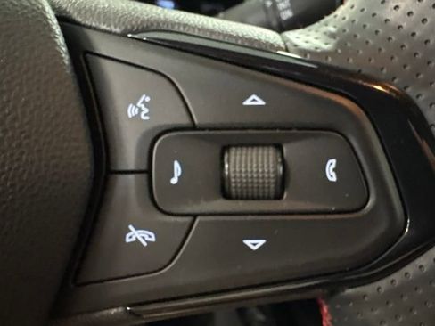 Used 2025 Chevrolet Trax RS w/ Sunroof Package FWD image 20