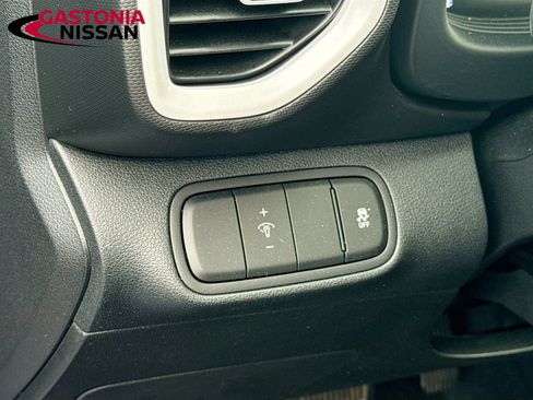 Used 2023 Hyundai Venue Limited FWD image 13