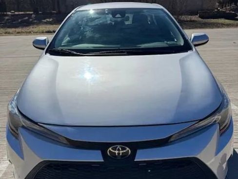 Used 2022 Toyota Corolla LE image 2