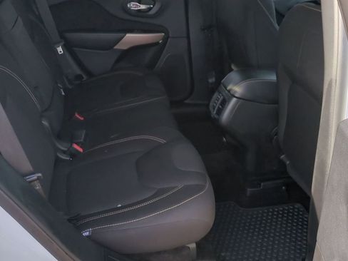 Used 2018 Jeep Cherokee Latitude w/ Cold Weather Group image 24