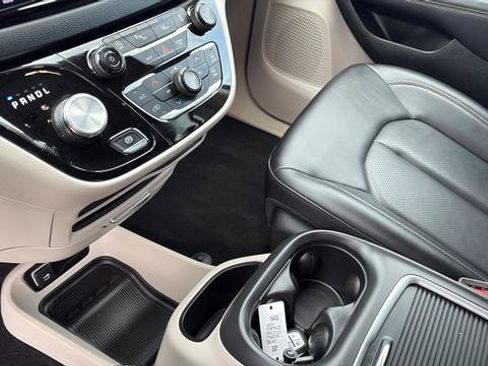 Used 2024 Chrysler Pacifica Touring-L image 18