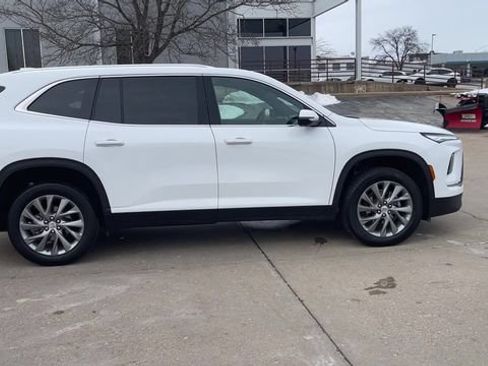 Used 2025 Buick Enclave Preferred FWD image 9