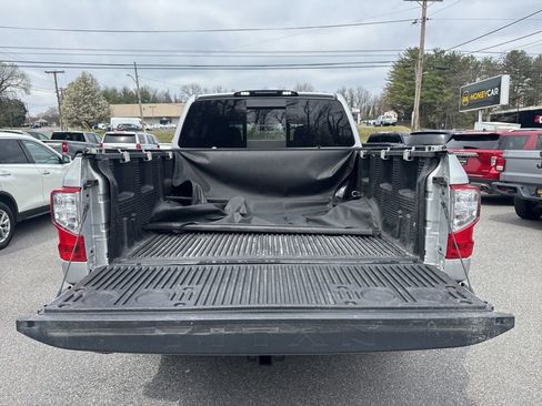 Used 2018 Nissan Titan SV image 7