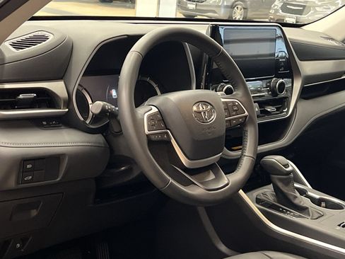 Used 2025 Toyota Highlander XLE AWD/4WD image 14