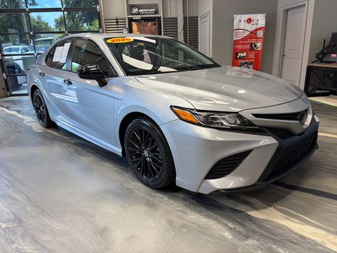Used 2020 Toyota Camry SE FWD image 1