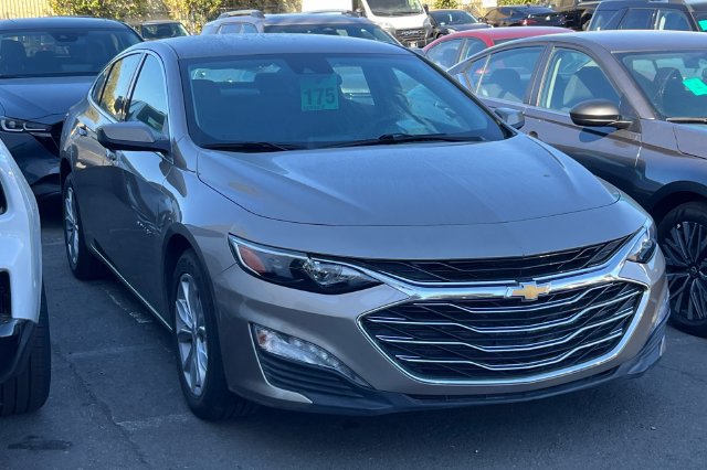 Used 2025 Chevrolet Malibu LT FWD image 2