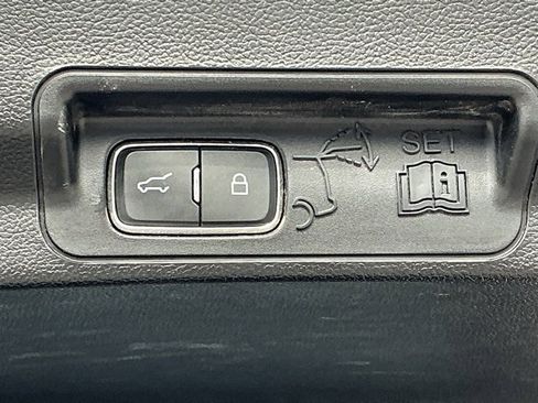 Used 2023 Ford Explorer XLT image 7