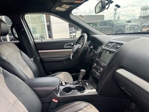 Used 2017 Ford Explorer XLT w/ Equipment Group 202A FWD image 10