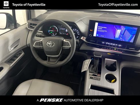 Used 2026 Toyota Sienna XLE FWD image 16