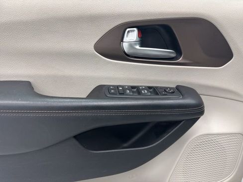 Used 2019 Chrysler Pacifica Touring-L image 9
