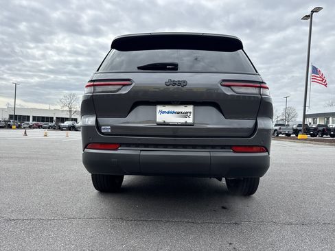 Used 2023 Jeep Grand Cherokee L Laredo image 9