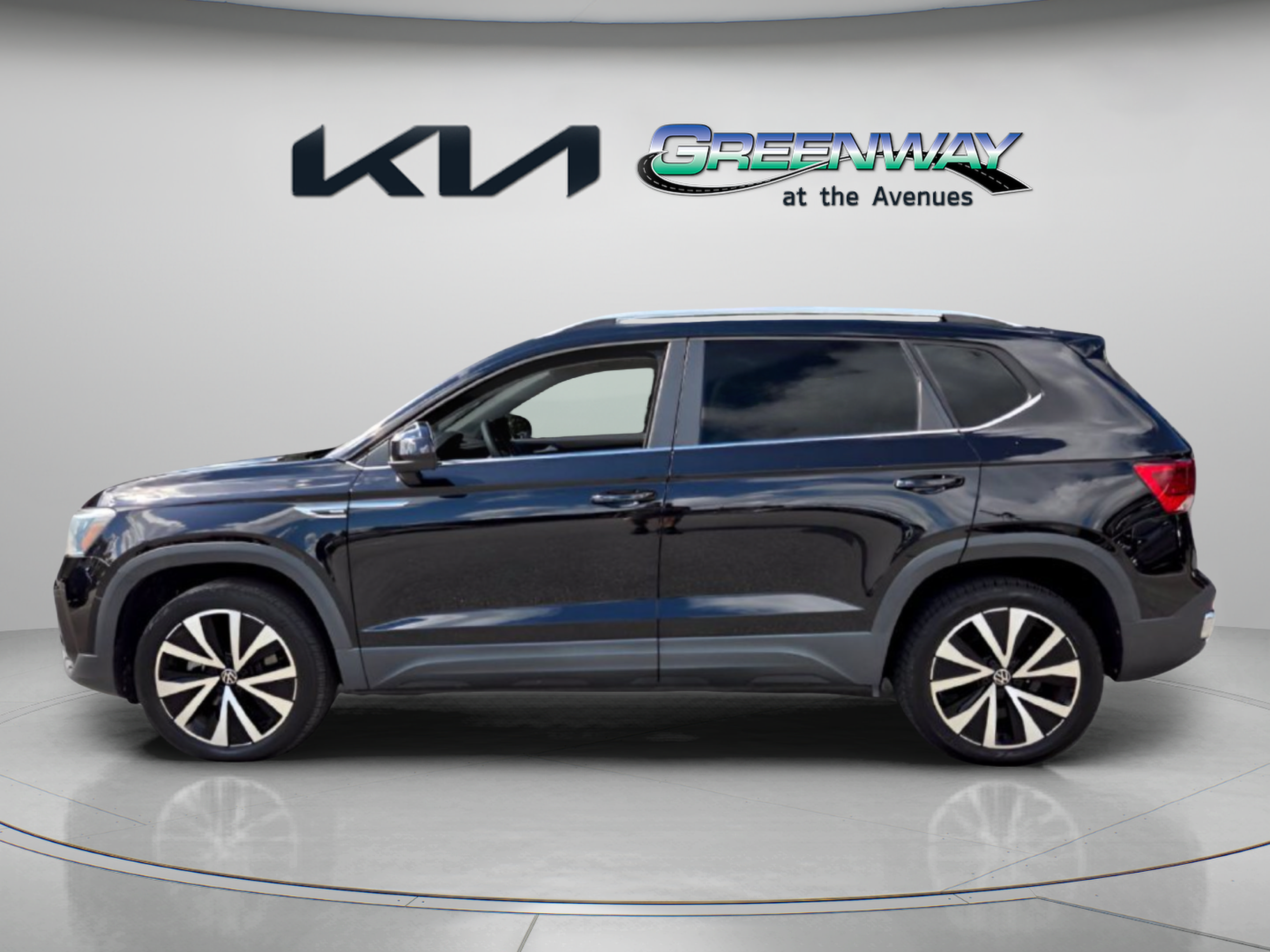 Used 2022 Volkswagen Taos SE w/ Panoramic Sunroof Package FWD image 4