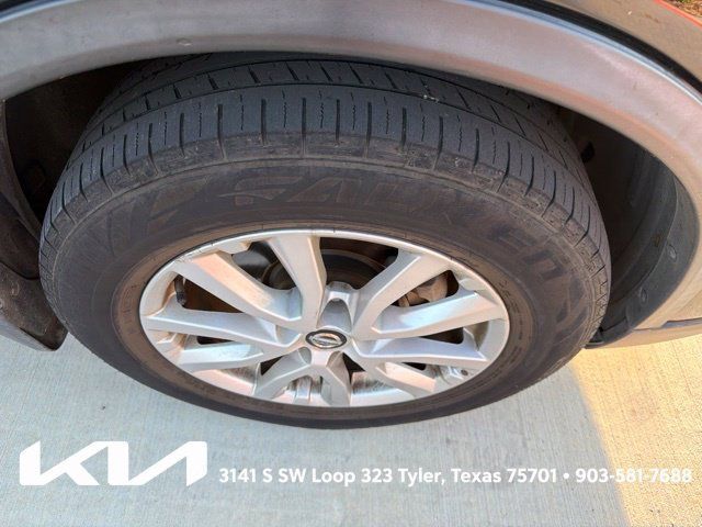 Used 2018 Nissan Rogue SV w/ Premium Package FWD image 14