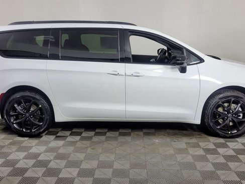 New 2026 Chrysler Pacifica Limited w/ S Appearance Package image 8