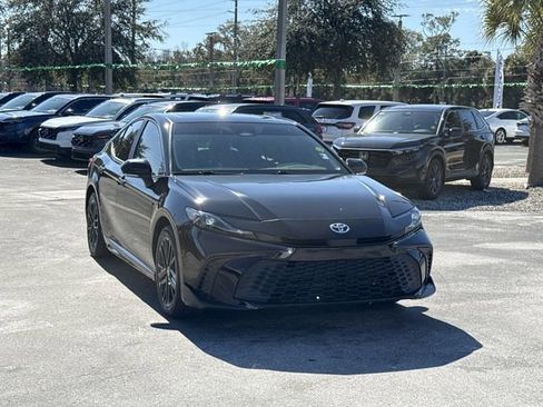 Used 2025 Toyota Camry SE w/ Convenience Package image 3