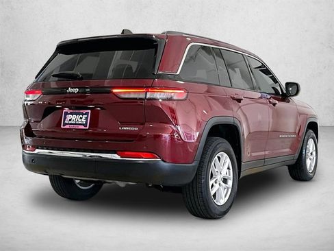 Used 2023 Jeep Grand Cherokee Laredo image 2
