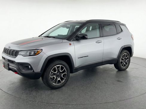 Used 2025 Jeep Compass Trailhawk AWD/4WD image 3