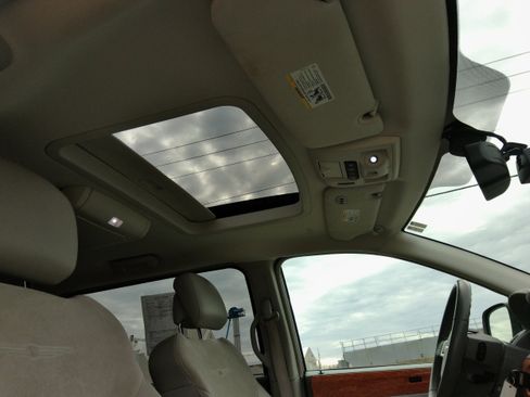 Used 2010 Chrysler Town & Country Limited w/ Entertainment Group #3 image 20