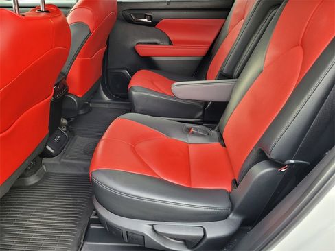 Used 2024 Toyota Highlander XSE image 8