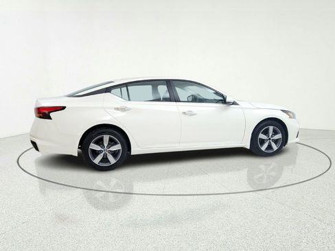 Used 2022 Nissan Altima SV image 9