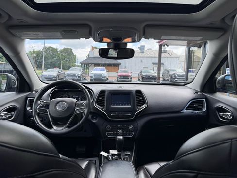 Used 2019 Jeep Cherokee Latitude Plus w/ Comfort/Convenience Group FWD image 12