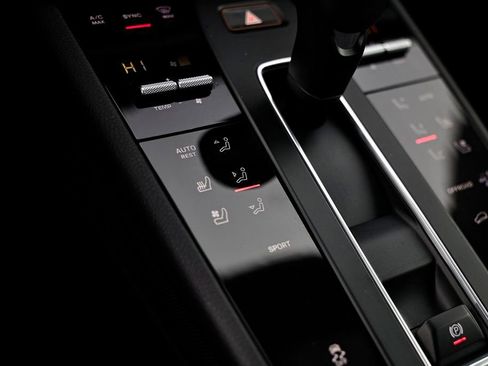 Certified 2025 Porsche Macan AWD/4WD image 44