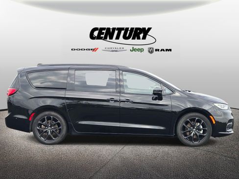 Used 2025 Chrysler Pacifica Limited FWD image 2