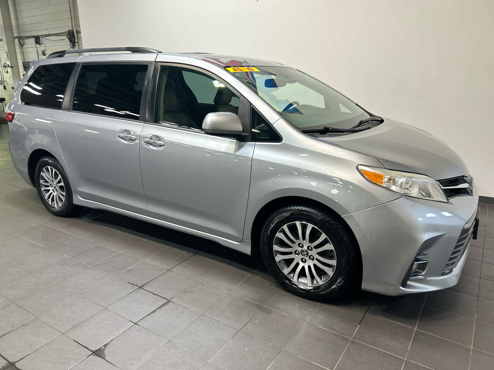 Used 2018 Toyota Sienna XLE w/ XLE Navigation Package FWD image 2