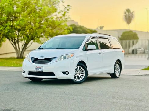Used 2014 Toyota Sienna XLE w/ XLE Premium Package FWD image 1