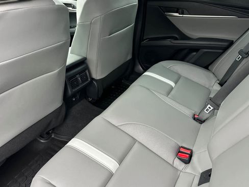 Used 2025 Toyota Camry SE image 4