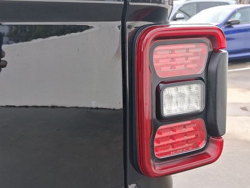Used 2025 Jeep Gladiator Rubicon w/ Technology Group AWD/4WD image 27