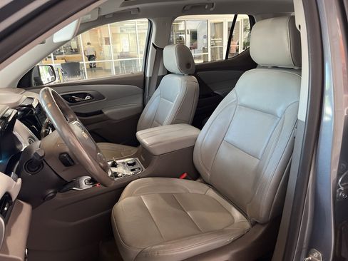 Used 2019 Chevrolet Traverse Premier w/ Driver Confidence II Package FWD image 12