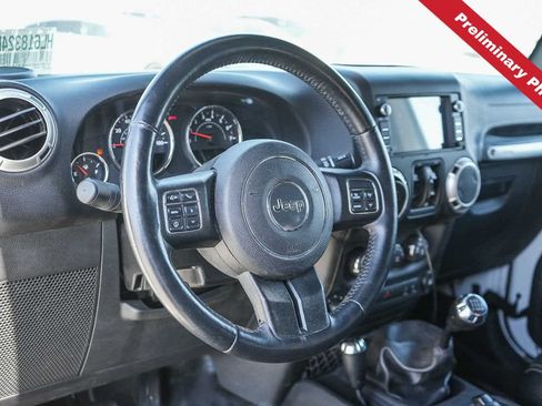 Used 2017 Jeep Wrangler Unlimited Sahara w/ Connectivity Group AWD/4WD image 15