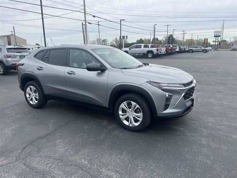 Used 2024 Chevrolet Trax LS image 2