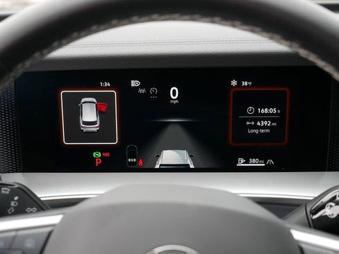 Used 2025 Volkswagen Tiguan SE image 27