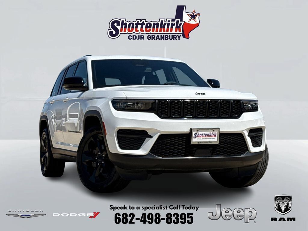 Used 2023 Jeep Grand Cherokee Altitude RWD image 1