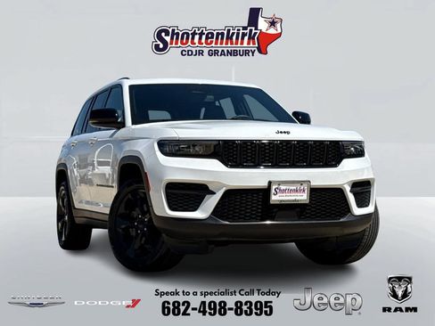 Used 2023 Jeep Grand Cherokee Altitude RWD image 1