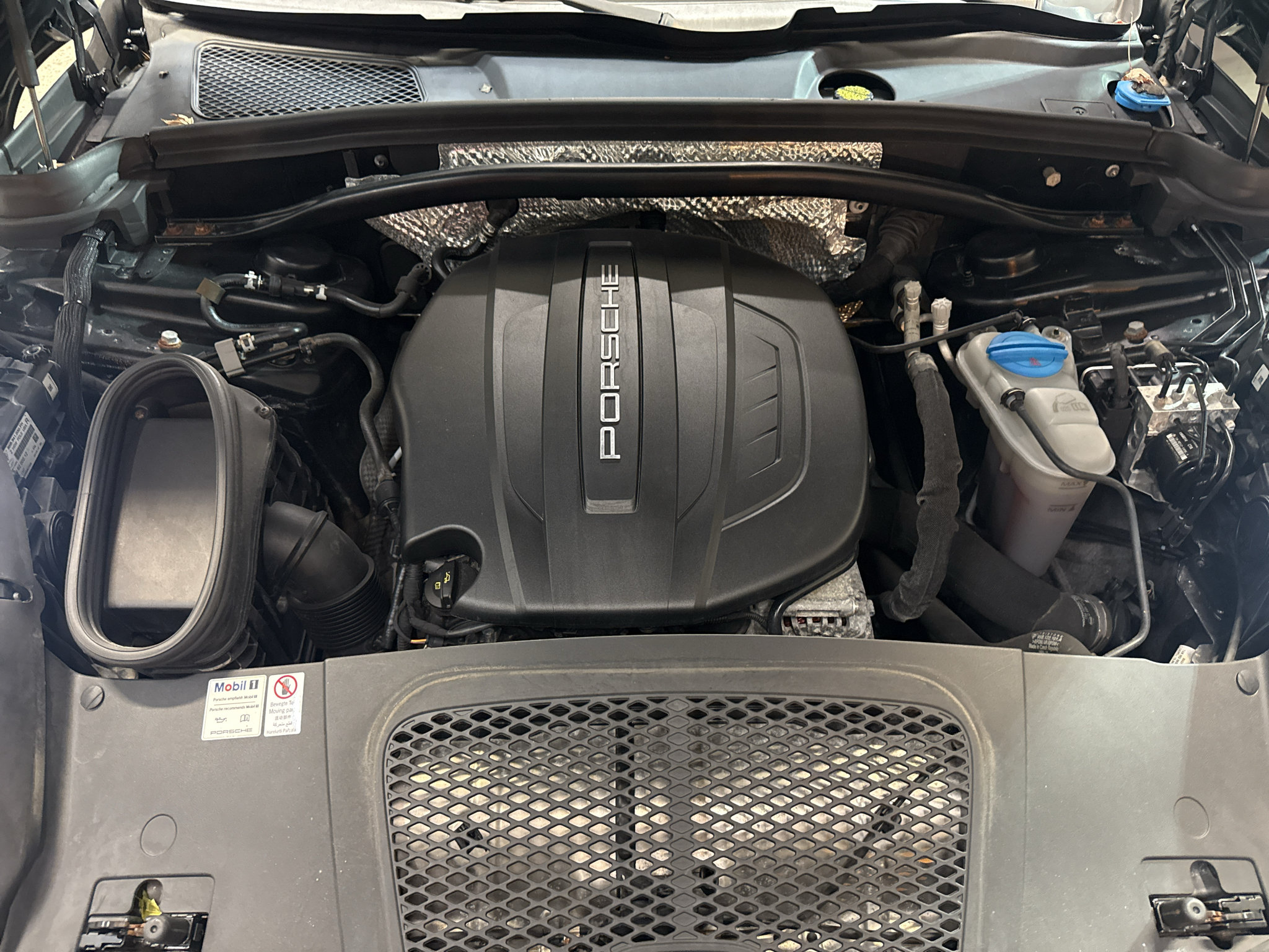 Used 2018 Porsche Macan AWD/4WD image 34