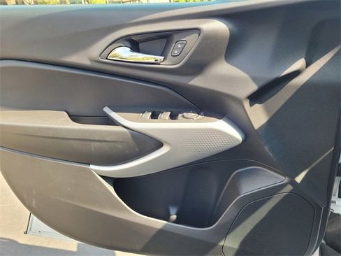 Certified 2025 Chevrolet Trax LS image 12