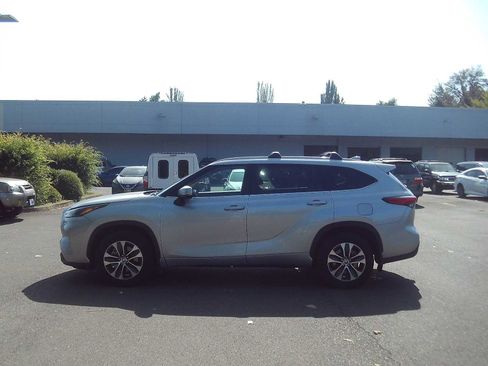 Used 2022 Toyota Highlander XLE AWD/4WD image 2