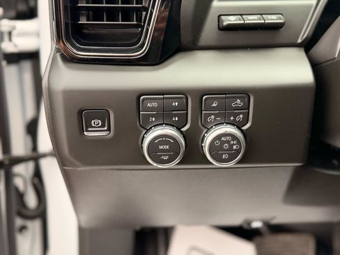 Used 2025 GMC Sierra 1500 AT4 w/ Technology Package AWD/4WD image 13