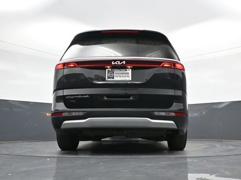 Used 2022 Kia Carnival EX image 21