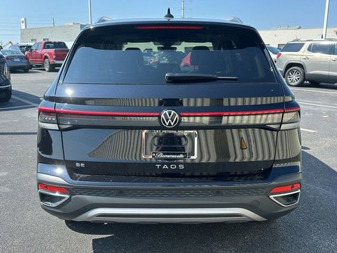 Used 2025 Volkswagen Taos SE w/ Panoramic Sunroof Package image 6