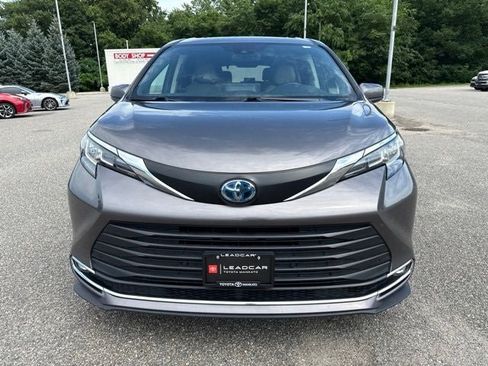 Used 2023 Toyota Sienna XLE FWD image 4