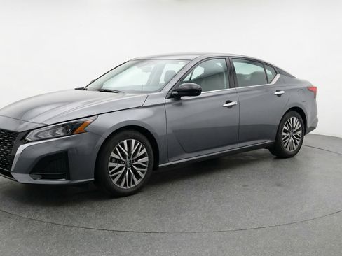 Used 2025 Nissan Altima 2.5 SV image 3